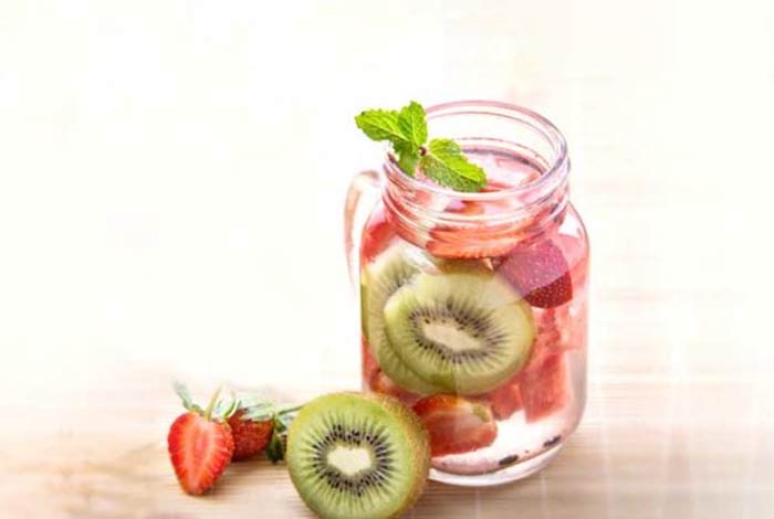 strawberry kiwi detox water